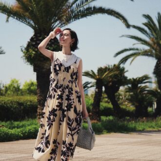 【ALL1万以下！40代の夏旅服】リゾートで何着る？“ちょうどいい”が叶う花柄ノースリワンピ6選＆ワンピ映えメイク
