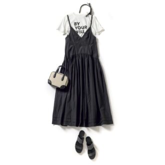 ワンピース2万4200円（メゾンスペシャル／メゾンスペシャル 青山店）　Tシャツ3980円（オペーク ドット クリップ）　バッグ4万4000円（ヴァジック／ヴァジックジャパン）　サンダル2万6400円（ラオコンテ／フラッパーズ）　カチューシャ1万4300円（ジェニファー オーレット／ロンハーマン）