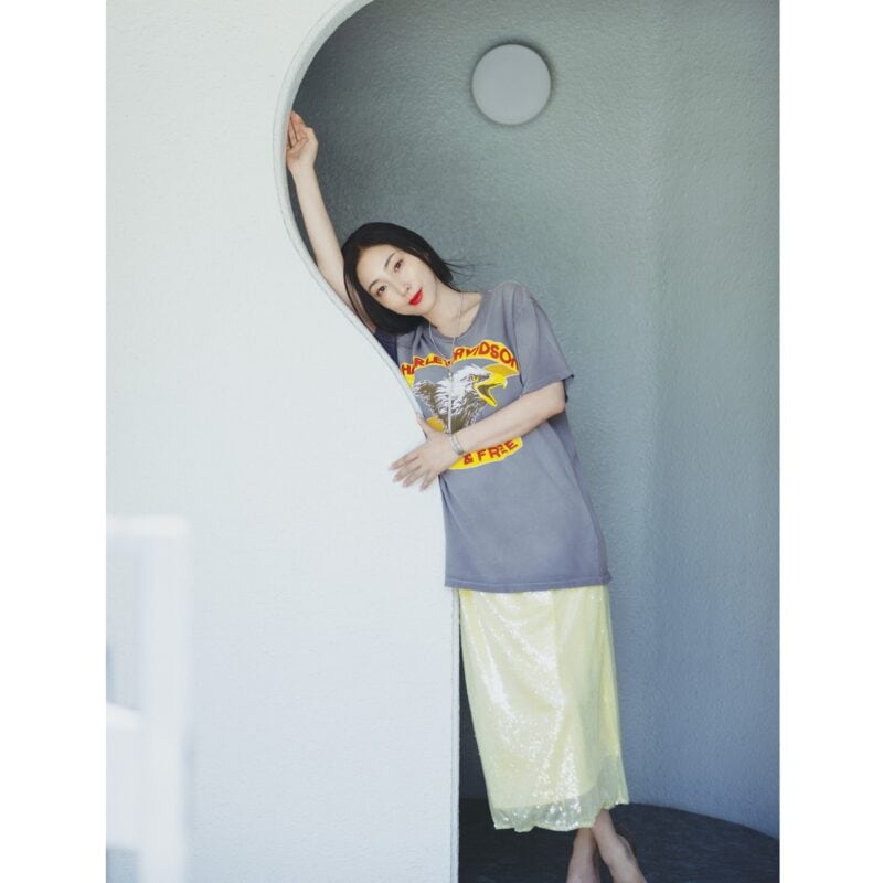ヴィンテージ風のTシャツは、輝きを足して大人っぽく上品に。Tシャツ3万800円（メイド ウォーン／アパルトモン 青山店）　スパンコールスカート2万3100円（Sea Room lynn／シールームリン神宮前店）　ピアス〈別注〉6万3800円、ラリエット7万7000円（ともにノアーク／エスケーパーズオンライン）　バングル10万4500円（ソフィー ブハイ／エスケーパーズ アナザーワールド）
