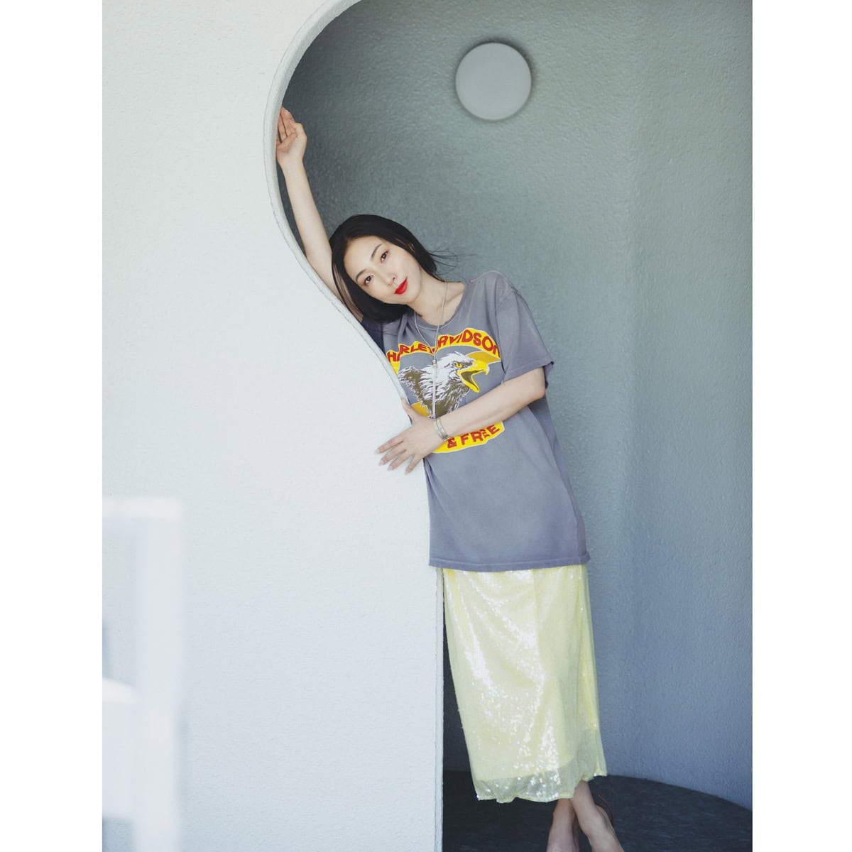 ヴィンテージ風のTシャツは、輝きを足して大人っぽく上品に。Tシャツ3万800円（メイド ウォーン／アパルトモン 青山店）　スパンコールスカート2万3100円（Sea Room lynn／シールームリン神宮前店）　ピアス〈別注〉6万3800円、ラリエット7万7000円（ともにノアーク／エスケーパーズオンライン）　バングル10万4500円（ソフィー ブハイ／エスケーパーズ アナザーワールド）