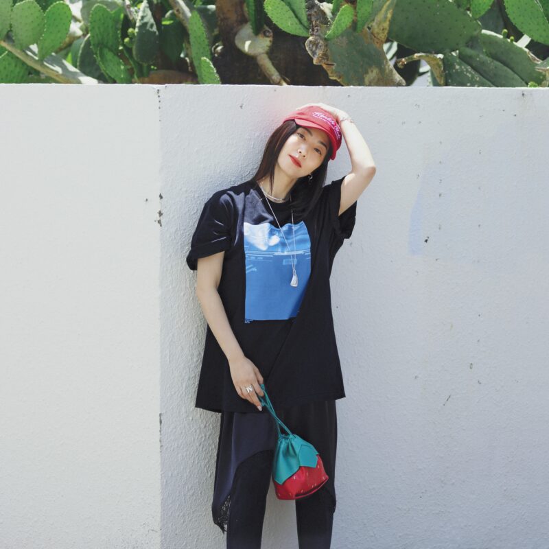 ランジェリードレスを重ねれば、Tシャツコーデがこなれて見える。Tシャツ1万4300円（ジェーン スミス／ジョン メイソン スミス ジェーン スミス ストア）　重ねたレースワンピ1万3970円（Sea Room lynn／シールームリン神宮前店）　カプリパンツ1万8700円（イエナ／メゾン イエナ自由ヶ丘店）　ショートネックレス2万2000円、ピアス2万4200円（ともにマリア ブラック表参道店）　リング9万6800円（ザ レタリング／エスケーパーズ アナザーワールド）　ロングペンダント14万8500円、バングル15万40 00円（ともにガブリエラアルティガス）、キャップ1万1000円（スポーティアンドリッチ／すべてアパルトモン 青山店）　バッグ7万5900円（へリュー／ショールーム セッション）
