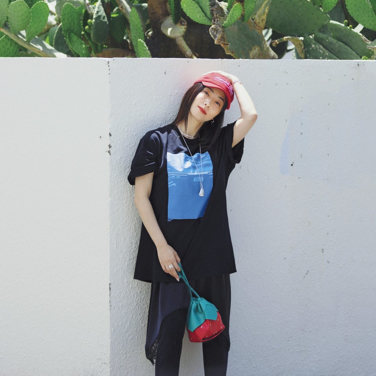 ランジェリードレスを重ねれば、Tシャツコーデがこなれて見える。Tシャツ1万4300円（ジェーン スミス／ジョン メイソン スミス ジェーン スミス ストア）　重ねたレースワンピ1万3970円（Sea Room lynn／シールームリン神宮前店）　カプリパンツ1万8700円（イエナ／メゾン イエナ自由ヶ丘店）　ショートネックレス2万2000円、ピアス2万4200円（ともにマリア ブラック表参道店）　リング9万6800円（ザ レタリング／エスケーパーズ アナザーワールド）　ロングペンダント14万8500円、バングル15万40 00円（ともにガブリエラアルティガス）、キャップ1万1000円（スポーティアンドリッチ／すべてアパルトモン 青山店）　バッグ7万5900円（へリュー／ショールーム セッション）