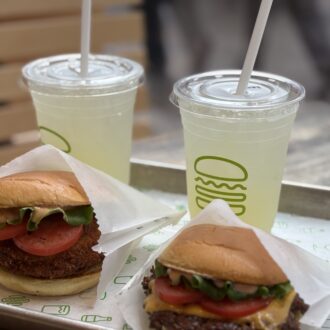 【夏のご褒美ランチ】シェイク シャックで味わう、バーガー×限定レモネードの爽やかコンビ！