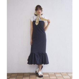ワンピース4万1800円（ウィム ガゼット／ウィム ガゼット ルミネ新宿店）　Tシャツ1万3200円（スリードッツ／スリードッツ表参道店）　スカーフ1万9800円（ビリティス・ディセッタン／ビリティス）　バッグ3万5200円（クリスチャンヴィラ／ピモンテ）　サンダル1万8150円（ダイアナ／ダイアナ銀座本店）　リング9万9000円（マリハ）