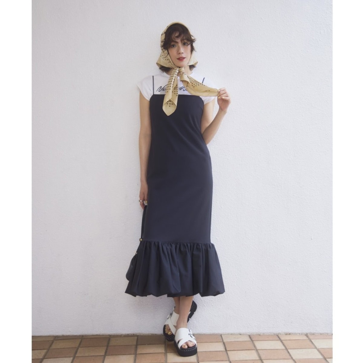 ワンピース4万1800円（ウィム ガゼット／ウィム ガゼット ルミネ新宿店）　Tシャツ1万3200円（スリードッツ／スリードッツ表参道店）　スカーフ1万9800円（ビリティス・ディセッタン／ビリティス）　バッグ3万5200円（クリスチャンヴィラ／ピモンテ）　サンダル1万8150円（ダイアナ／ダイアナ銀座本店）　リング9万9000円（マリハ）