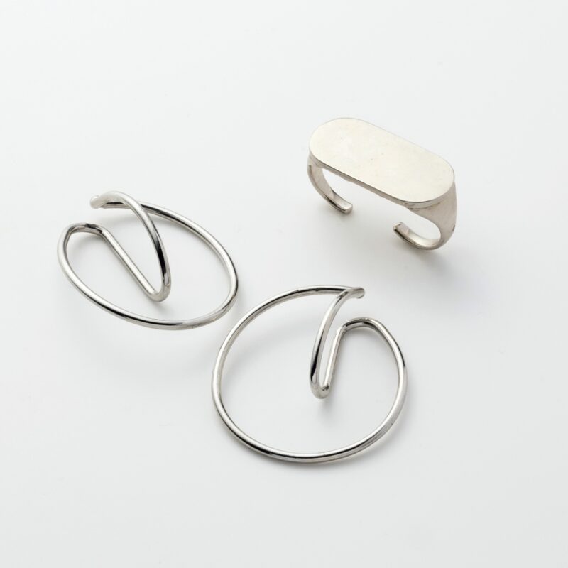 ピアス3850円（ヘンカ／ロードス）　リング4万9500円（リューク）