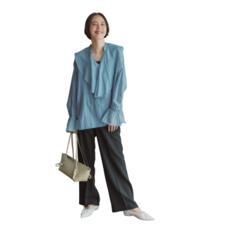 パンツ2万2000円（アンタイトル） ブラウス8800円（エルーラ／アダストリア） バッグ10万6700円（へリュー／ハウス オブ ロータス 二子玉川店）　パンプス2万5300円（ダニエラアンドジェマ）