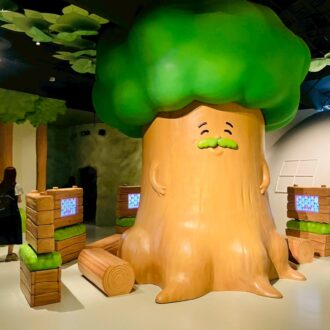 ちいかわと一緒に写真が撮れる木のベンチ