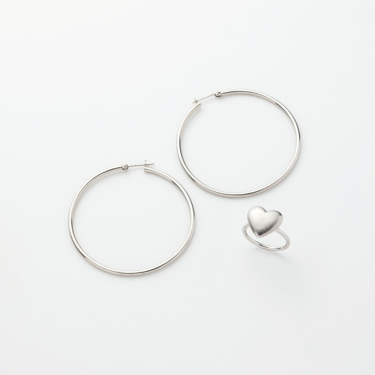 ピアス4万2900円、リング3万5200円（ともにマリハ）