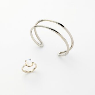 バングル2万900円（スティールジュニック）　リング2万2000円（tsugumi iwamoto／ともにロードス）