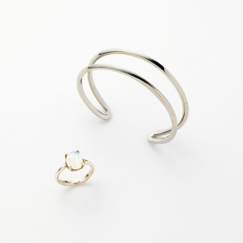バングル2万900円（スティールジュニック）　リング2万2000円（tsugumi iwamoto／ともにロードス）