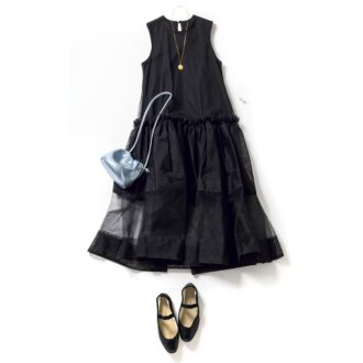 ワンピース3万2000円（シーニュ）　バッグ11万4400円（J＆M デヴィッドソン／J＆M デヴィッドソン カスタマーセンター）　バレエシューズ4万700円（ポルセリ／サロン アダム エ ロペ）　ネックレス2万8600円（マリハ）　リング7万1500円（ピモンテ）