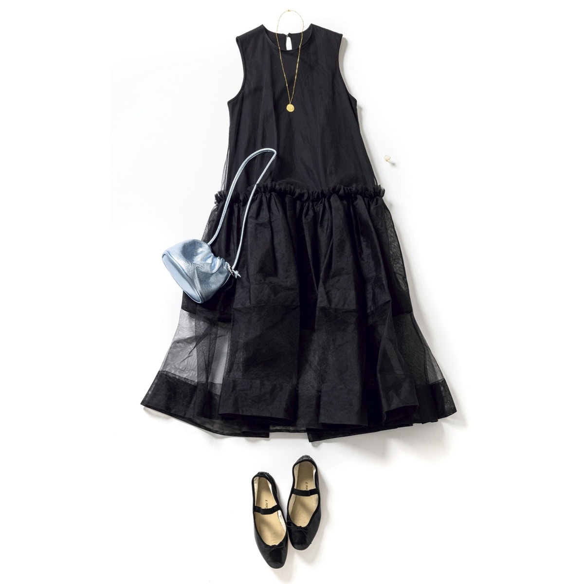 ワンピース3万2000円（シーニュ）　バッグ11万4400円（J＆M デヴィッドソン／J＆M デヴィッドソン カスタマーセンター）　バレエシューズ4万700円（ポルセリ／サロン アダム エ ロペ）　ネックレス2万8600円（マリハ）　リング7万1500円（ピモンテ）