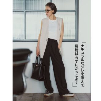 パンツ 1万8920円（23区／オンワード樫山） ジレ3万5200円（プルミエアロンディスモン） タンクトップ1万3200円（ペレック／ショールームリンクス） 眼鏡2万3100円（ザ ベッドフォード ホテル／キングスター） バッグ4730円（カランシエル／シップス インフォメーションセンター） スニーカー2万6400円（クレイ／リーガルコーポレーション）