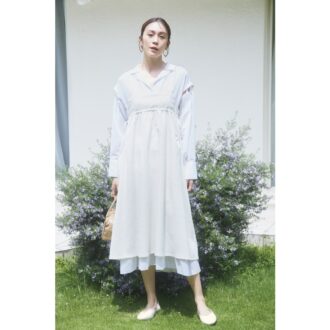 異素材で作るオールホワイトでワンランク上の装いに。ワンピース5万9400円（イコールメント）　バッグ3万9600円（マウリツィオ タユーティ／ピモンテ）　シューズ2万5300円（ピモンテ）　ピアス9900円（jewel tree／ロードス）　リング3万800円（ピモンテ）