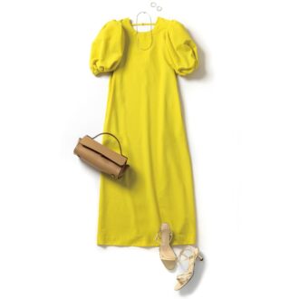ワンピース6万7100円（フミエタナカ／ドール）　バッグ3万6300円（ロリステッラ／ピモンテ）　サンダル1万3200円（アンタイトル）　ネックレス4万9500円、ピアス3万7400円（ともにマリハ）