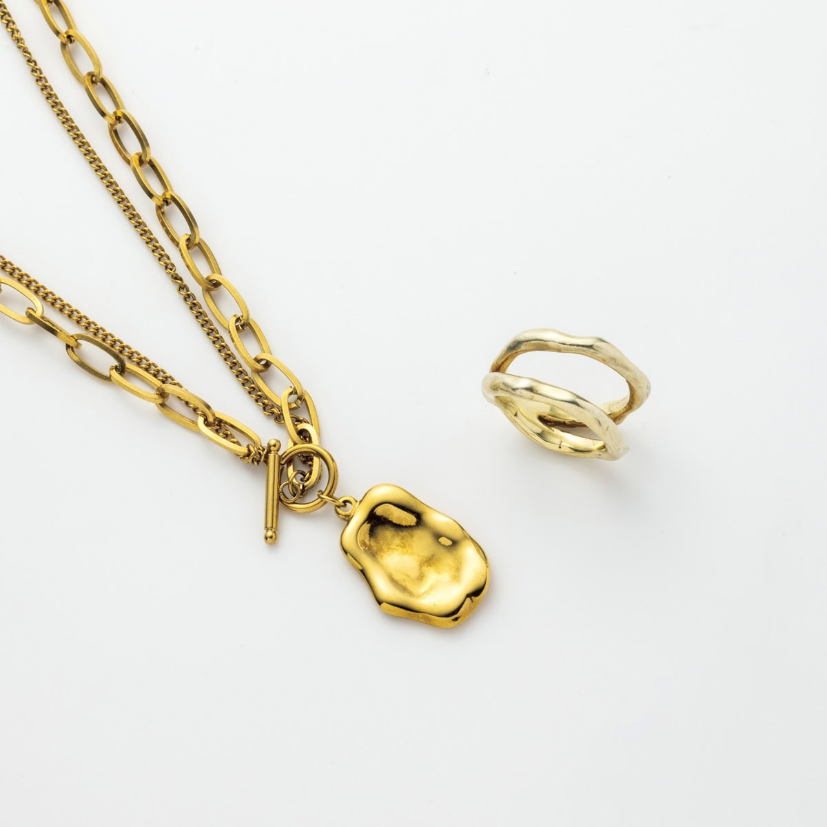 ネックレス2万900円（メラキ／プルミエ アロンディスモン）　リング1万9800円（tsugumi iwamoto／ロードス）