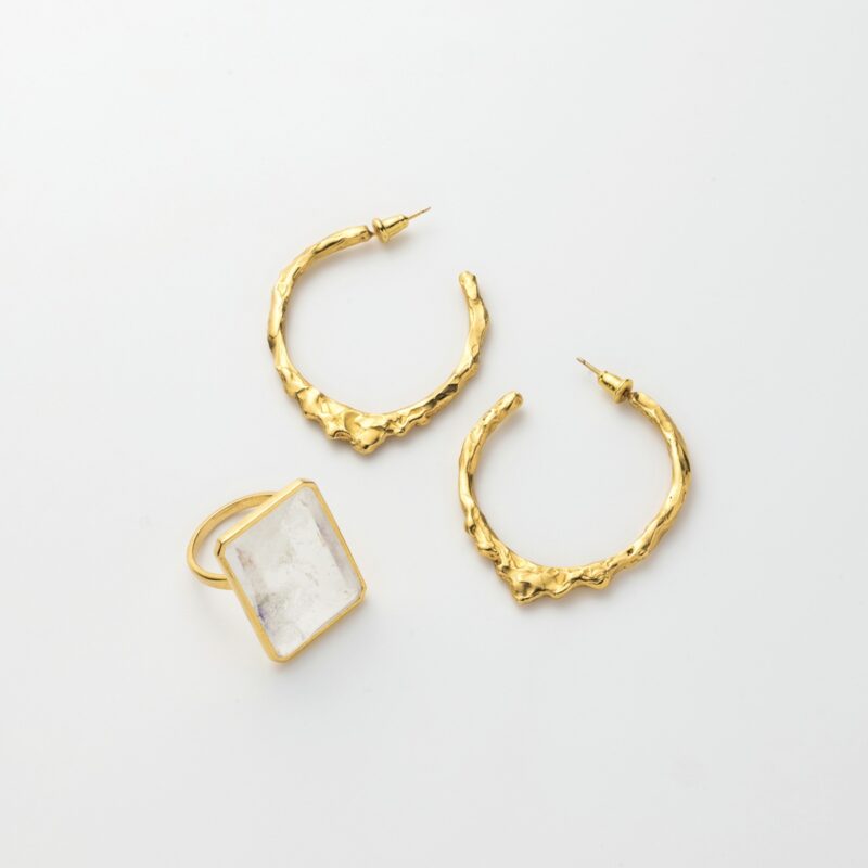 ピアス9900円（jewel tree／ロードス）　リング3万800円（ピモンテ）