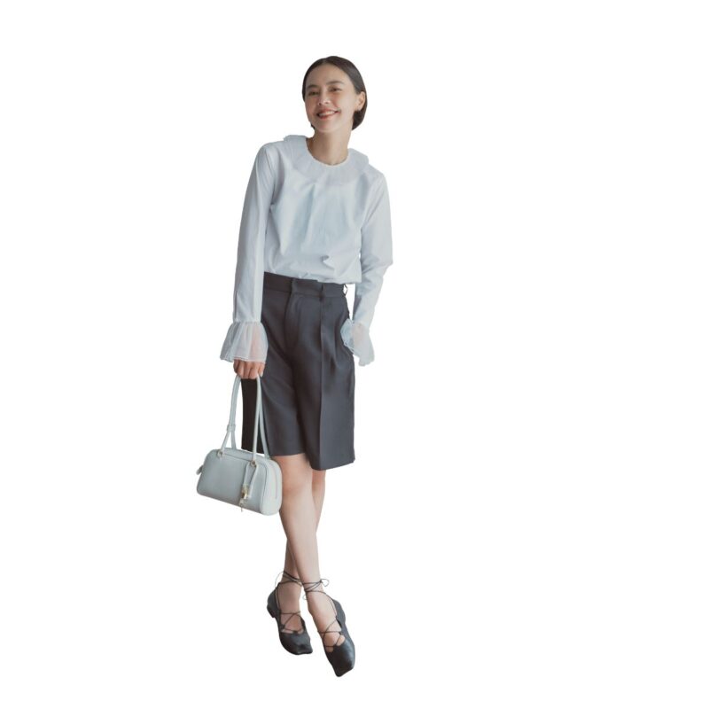ハーフパンツ2万4200円（マルティニーク／マルティニーク ルミネ新宿） ブラウス3万8500円（サードマガジン） バッグ3万6300円（クリスチャン ヴィラ／アンタイトル） レースアップシューズ2万4200円（ダニエラアンドジェマ）