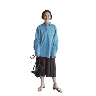パンツ2990円（ジーユー） シャツ1万5290円（CIS.／スーツスクエア TOKYO GINZA店） バッグ2万9700円（アンタイトル） サンダル5万600円（カチム）