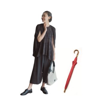 パンツ3万9600円（プレインピープル／プレインピープル青山） ブラウス2万2000円（ドレステリア／ドレステリア 渋谷スクランブルスクエア店）カーディガン※一部店舗のみで販売2990円（ユニクロ） バッグ5995円（デッサン／ワールドプレスインフォメーション） シューズ2万2000円（ダニエラアンドジェマ） 傘1万4300円（トラディショナル ウェザーウェア／トラディショナル ウェザーウェア ルミネ有楽町店