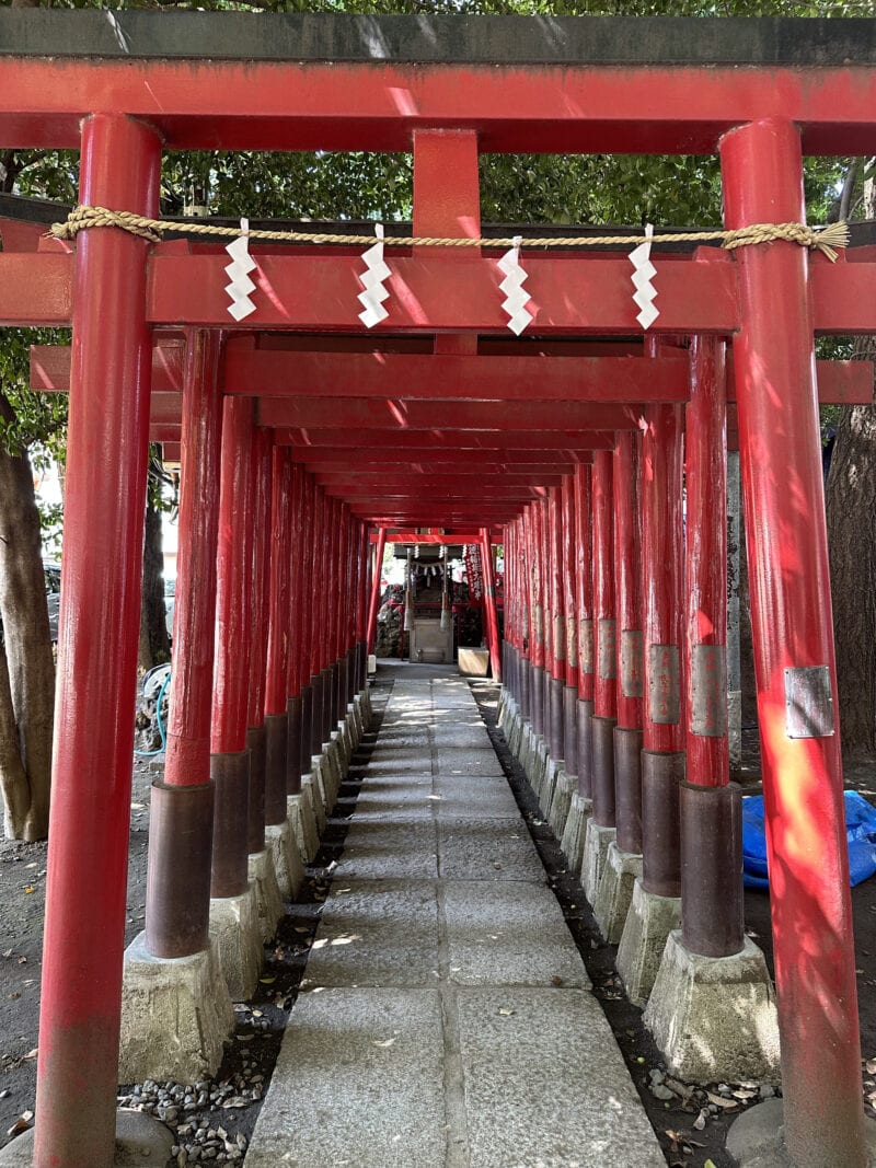 威徳稲荷神社の赤い鳥居