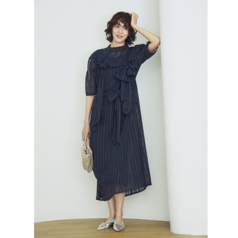 ワンピース5万8300円（ホウガ）　バッグ3万3000円、キーリング77 00円（ともにラシット／ラシット 西銀座店）　シューズ2万900円（サロン アダム エ ロペ）　ピアス4万2900円、リング3万5200円（ともにマリハ）