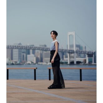 ボーダーカットソー2万4200円、ベルト4万1800円、シアーパンツ4万1800円（すべてハイク）、サンダル6万1600円（ビューティフル シューズ × ハイク／すべてボウルズ）