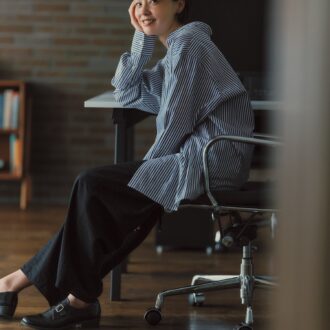 パンツ1万4960円（インディヴィ／ワールドプレスインフォメーション） シャツ3万5200円（オブリオ） 靴1万4850円（ハルタ）