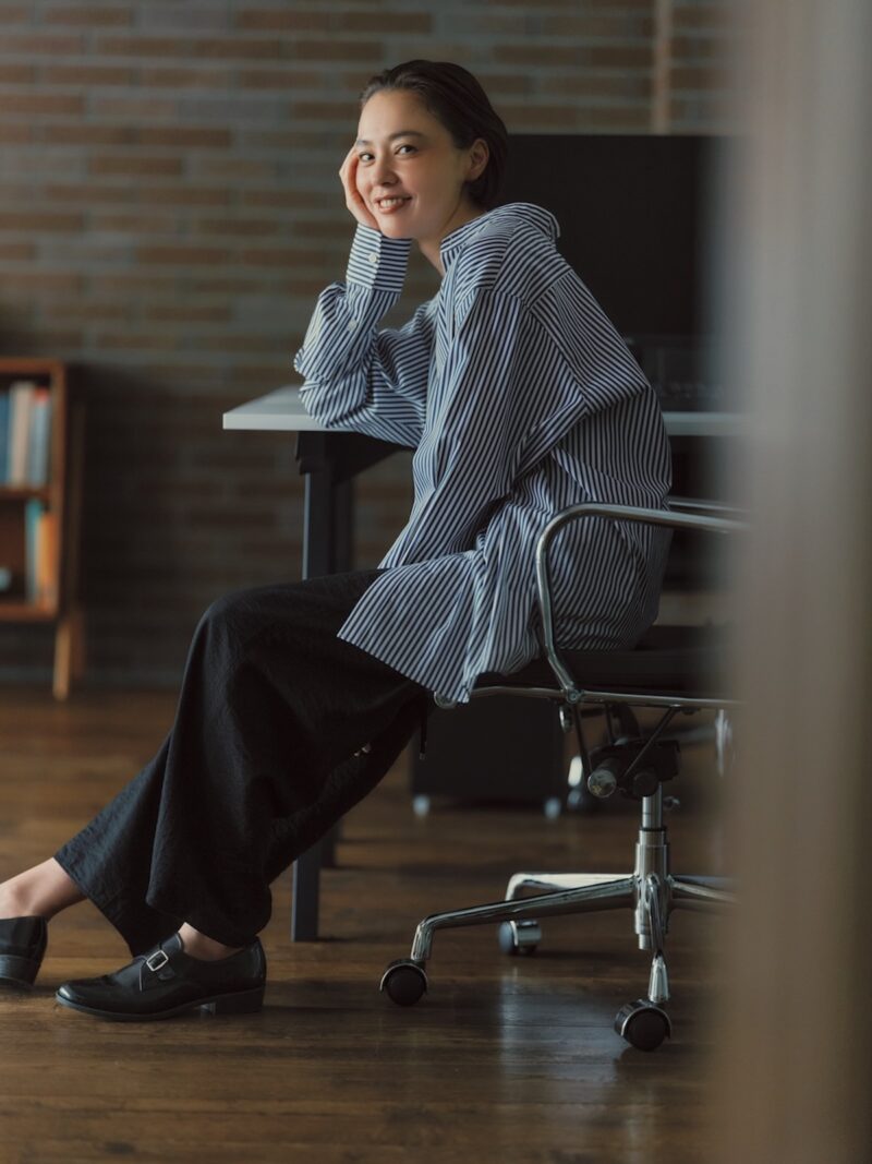 パンツ1万4960円（インディヴィ／ワールドプレスインフォメーション） シャツ3万5200円（オブリオ） 靴1万4850円（ハルタ）