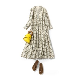 優しいペイズリー柄に癒される♡ ワンピース3万8500円（ヌキテパ／パサンド バイ ヌキテパ）　バッグ2万7500円（ラ・ヴェニール／D.L.T）　サンダル2万900円（レインボー サンダルズ フォー RHC／RHC ロンハーマン）