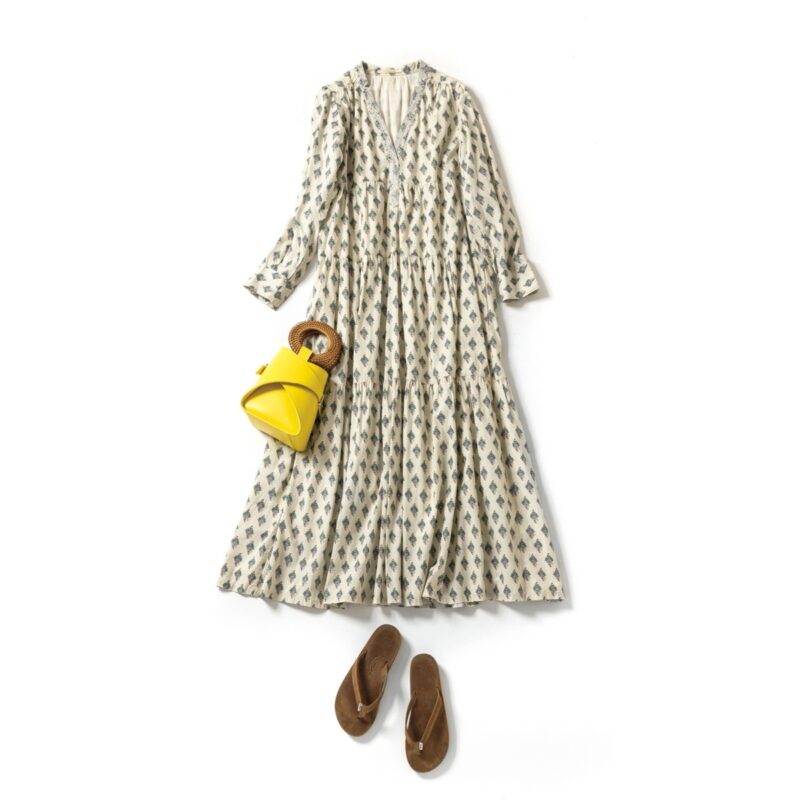 優しいペイズリー柄に癒される♡ ワンピース3万8500円（ヌキテパ／パサンド バイ ヌキテパ）　バッグ2万7500円（ラ・ヴェニール／D.L.T）　サンダル2万900円（レインボー サンダルズ フォー RHC／RHC ロンハーマン）