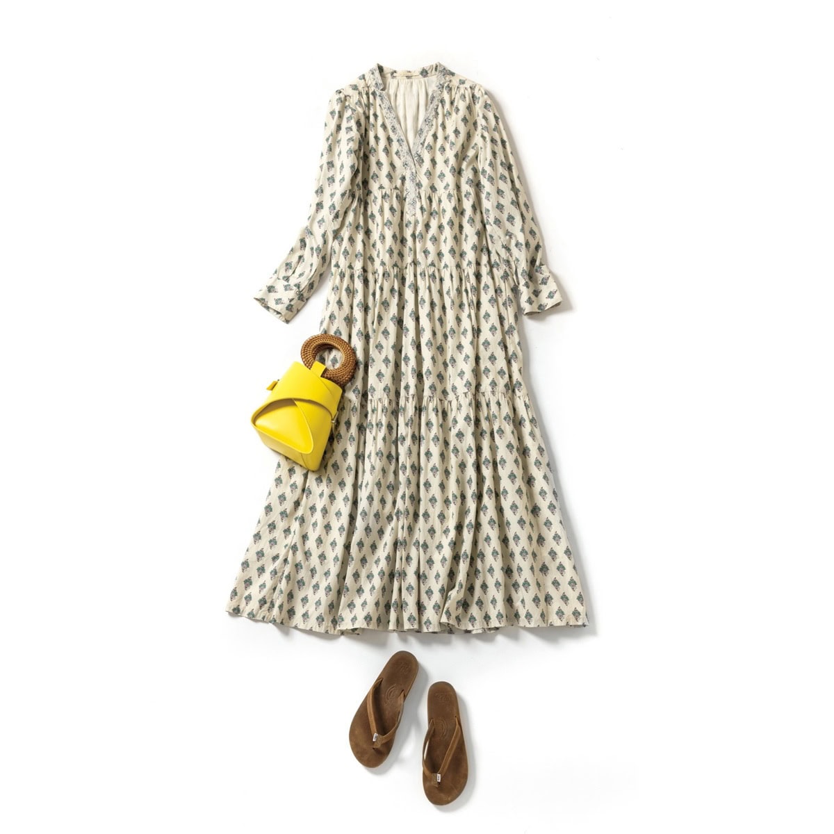 優しいペイズリー柄に癒される♡ ワンピース3万8500円（ヌキテパ／パサンド バイ ヌキテパ）　バッグ2万7500円（ラ・ヴェニール／D.L.T）　サンダル2万900円（レインボー サンダルズ フォー RHC／RHC ロンハーマン）