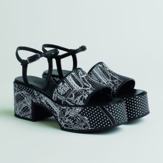 「ケルヴェラ」［ヒール7.5cm］ 22万6600円（エルメス／エルメスジャポン）