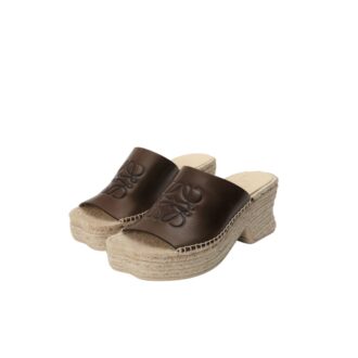 「ペタル」［ヒール8cm］ 13万7500円（ロエベ／ロエベ ジャパン クライアントサービス）