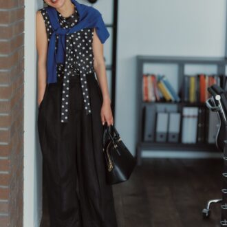 パンツ1万5950円（カランシエル／シップス インフォメーションセンター） ブラウス１万8700円（ドレステリア／ドレステリア 渋谷スクランブルスクエア店） カーディガン7990円（アンフィーロ／オンワード樫山） バッグ1万3200円（アンタイトル） サンダル7997円（デッサン／ワールドプレスインフォメーション）