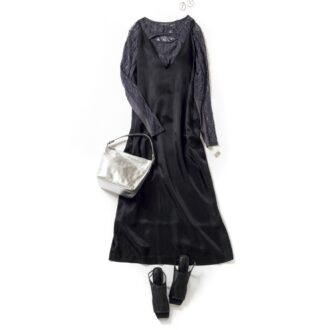 ワンピース4万2900円（サクラ／インターリブ）　トップス1万6940円（メゾンスペシャル／メゾンスペシャル 青山店）　バッグ3万3000円（ラシット／ラシット 西銀座店）　シューズ2万900円（エレンディーク）　ピアス3850円（ヘンカ／ロードス）　リング4万9500円（リューク）