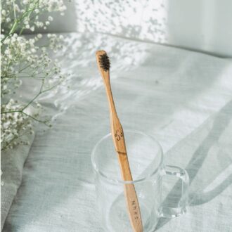 【40代の口内ケア】天然毛の歯ブラシが歯茎の出血にいいってホント？  人気歯科医に聞いてみた！
