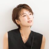吉瀬美智子さんが軽やかに、涼やかに纏う。”色とスタイル”の余白を楽しむ夏ワンピとは？