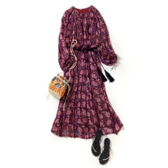 ワンピース5万1700円（ヴェルニカ／ヴェルニカ ルーム）　バッグ2万900円（マルシェ／フラッパーズ）　サンダル2万4200円（ラオコンテ／ピモンテ）