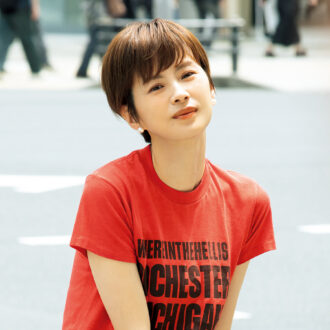 【私服スナップ】今宿麻美さん、ヴィンテージTシャツを大人スタイルに昇華するデザインパンツ
