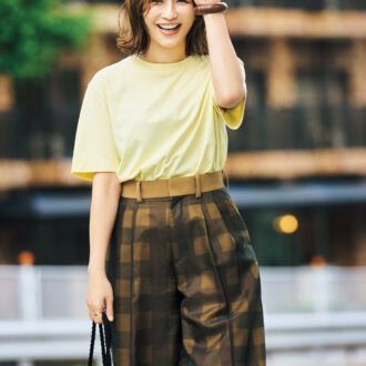 Tシャツ9680円（スローン／ザ ショップ スローン 神戸）　パンツ5万2800円（ハイク／ボウルズ）　ダブルリング※ルミネ新宿店限定27万5000円、シグネットリング7万1500円（ともにピモンテ）　バングル1万5400円（ベンアムン）、バッグ7万1500円（ル ナイン／ともにピモンテ）