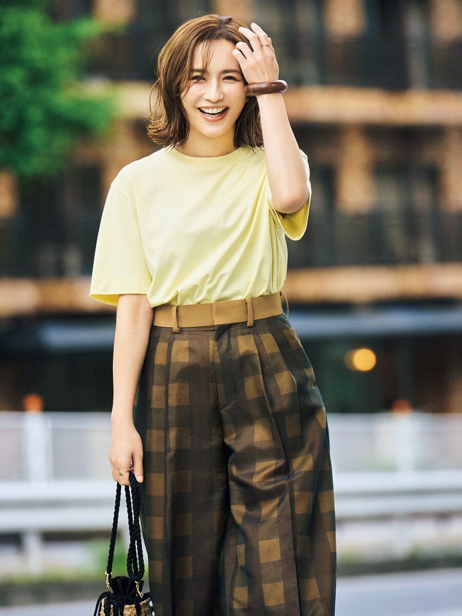 Tシャツ9680円（スローン／ザ ショップ スローン 神戸）　パンツ5万2800円（ハイク／ボウルズ）　ダブルリング※ルミネ新宿店限定27万5000円、シグネットリング7万1500円（ともにピモンテ）　バングル1万5400円（ベンアムン）、バッグ7万1500円（ル ナイン／ともにピモンテ）