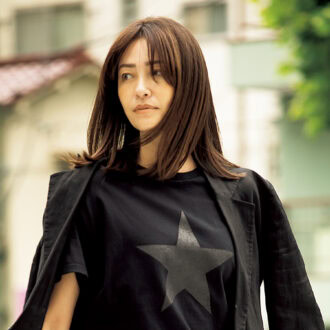 【私服スナップ】Rinaさん、黒Tシャツを洗練モードに落とし込む「大人のストリートミックス」