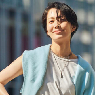【私服スナップ】松田珠希さん、新ブランド「エンスーロ」のTシャツを水色ニットで主役に！