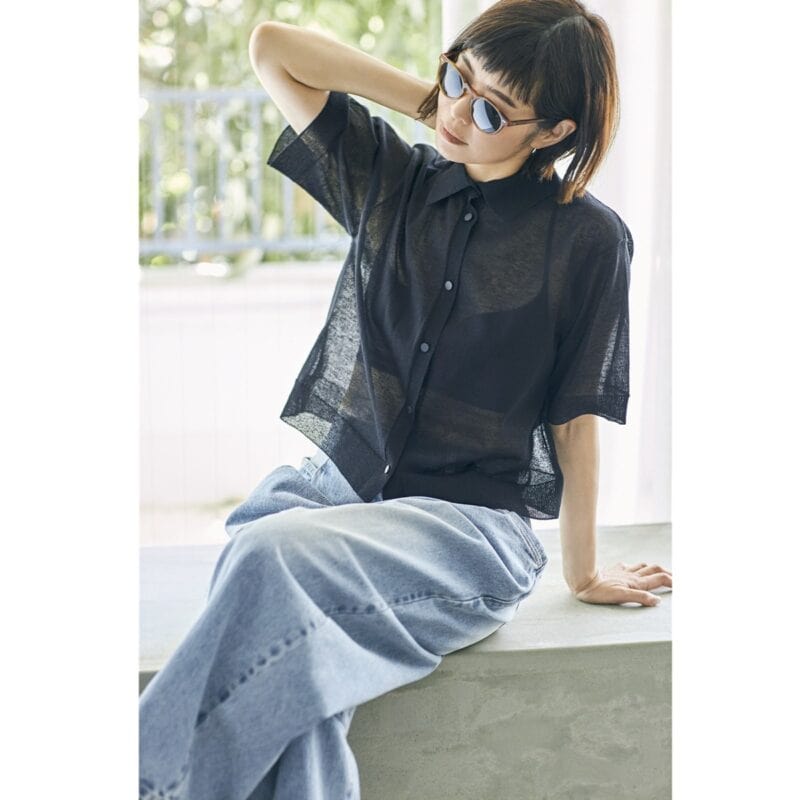デニムパンツ8990円（ページボーイ／アダストリア）　ポロカラーニット3万1900円（ベイジ，／オンワード樫山 お客様相談室）　シェルトップショート1万3200円（カスカ アーダ／MIC）　サングラス5万5220円（オリバーピープルズ／ルックスオティカジャパン）