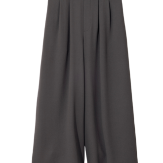 UNTITLEDのタックワイドパンツ1万8700円（アンタイトル／ワールド プレスインフォメーション）