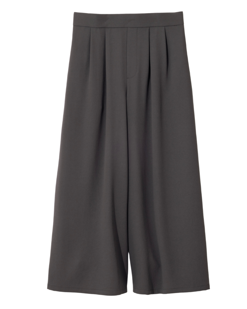 UNTITLEDのタックワイドパンツ1万8700円（アンタイトル／ワールド プレスインフォメーション）