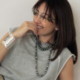 【40代おしゃれ】人気スタイリスト直伝。グレーコーデは“パールじゃらり”で女っぽさを格上げ