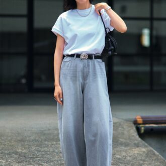 Tシャツ1万8700円（エイトン／エイトン 青山） パンツ1万7930円（メゾンスペシャル／メゾンスペシャル 青山店） ネックレス6万3800円（リューク） バングル11万円（ YArKA ）、リング4950円（ieLS／ともにロードス） ベルト1万6500円（ジャミレイ／エルディスト ショールーム） バッグ3万6300円（ヴァジック／ヴァジックジャパン） シューズ2万7500円（ピモンテ）